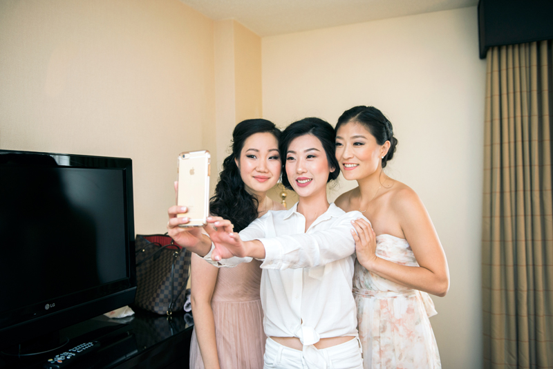 bride-bridesmaids-selfie
